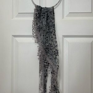 Grey/black and white lace short scarf